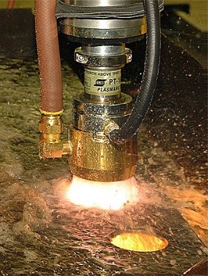 Plasma cutting above water with bubble muffler